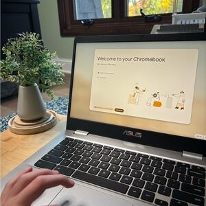 :)ASUS Laptop - Silver Used almost perfect condition (only scuffed up on bottom)